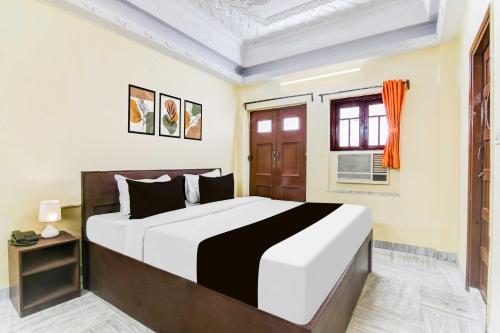 a bedroom with a large bed and a window at Collection O Lenin Sarani in Kolkata