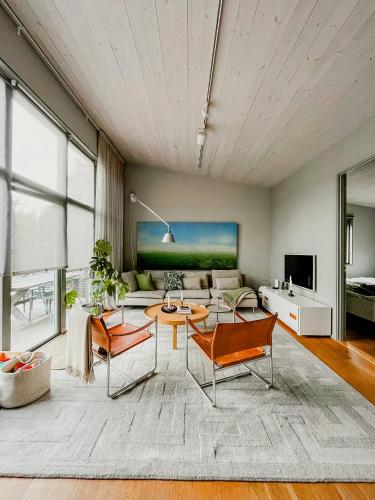 TV a/nebo společenská místnost v ubytování Seaside Retreat With Sauna On Södermöja