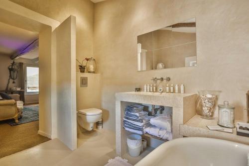une salle de bain avec une baignoire, des toilettes et un lavabo dans l'établissement Character House In The Heart Of Gordes, à Gordes