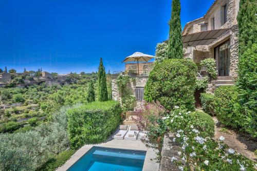 une maison avec une piscine dans une cour dans l'établissement Character House In The Heart Of Gordes, à Gordes