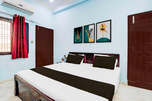 a bedroom with a large bed in a room at Collection O Garden View Vrindavan Lucknow in Lucknow