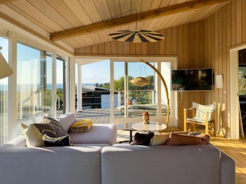 Μια τηλεόραση ή/και κέντρο ψυχαγωγίας στο Colourful Home With Panorama Near Sejer Bay