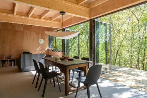 une salle à manger avec une table et des chaises dans l'établissement Designer House In The Vézère Forest, à Valojoulx