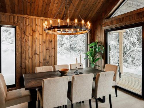 Ruang duduk di Modern Cabin With Mountain View By Syningtoppen