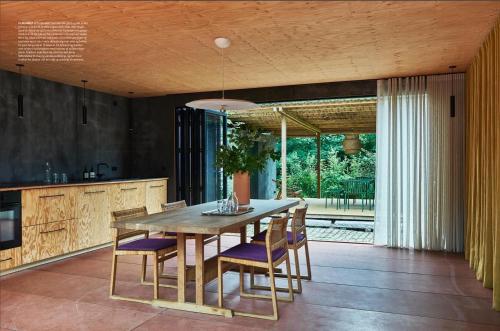 een eetkamer met een houten tafel en stoelen bij Japanese-Inspired Nature Gem In Vejby Strand in Vejby