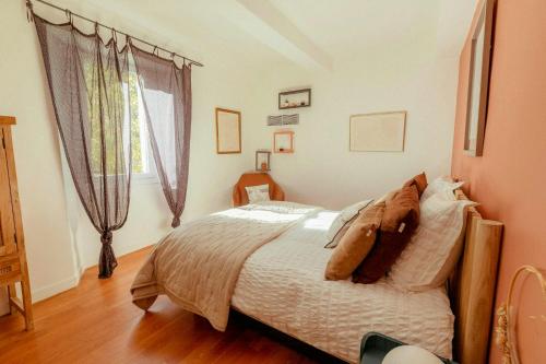 une chambre avec un lit et une fenêtre dans l'établissement Peaceful Apartment In The Heart Of Ventabren, à Ventabren