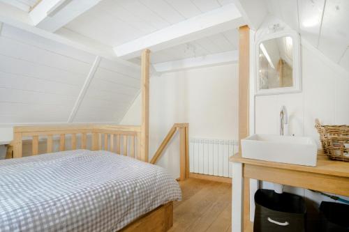 une chambre avec un lit et un lavabo dans l'établissement House With View In The Heart Of Auvergne, à Murol
