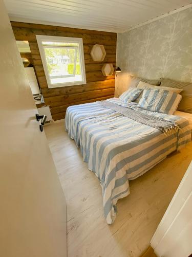 Postel nebo postele na pokoji v ubytování Cabin With Unique Panoramic Views Close To The Sea