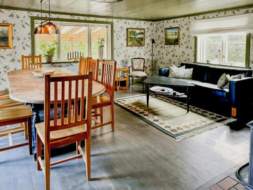 Posezení v ubytování 1800S Holiday Home Near Åsnen And National Park