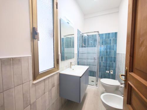 une salle de bain avec un lavabo et des toilettes dans l'établissement Il Posticino House in Marina, Garden and Veranda, à Marina di Massa