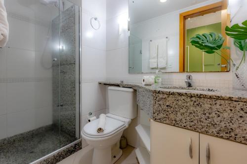 Un baño de APT 1 Dorm com VAGA - 400m da Praia