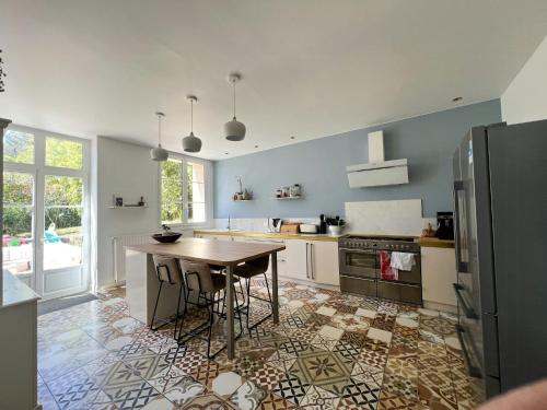 - une cuisine avec une table en bois et un comptoir dans l'établissement Wine Estate With Pool Near Lamalou, à Lamalou-les-Bains