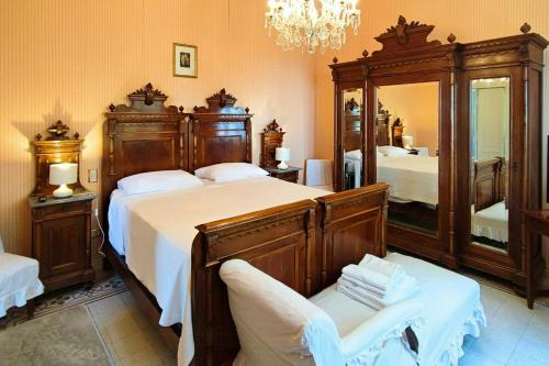 Postel nebo postele na pokoji v ubytování Historic Villa With Pool In The Heart Of Ortezzano