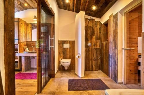 a bathroom with a toilet and a shower at Cabin In The Nature Of Bavaria in Schöllnach