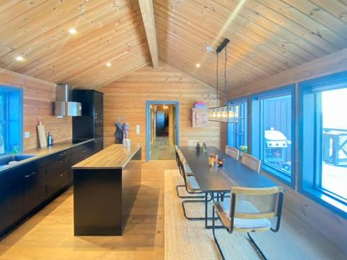 a kitchen with a long table and some chairs at Fantastisk Familiehytte Nær Geilo in Geilo