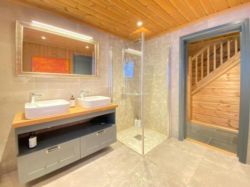 a bathroom with a sink and a shower at Fantastisk Familiehytte Nær Geilo in Geilo