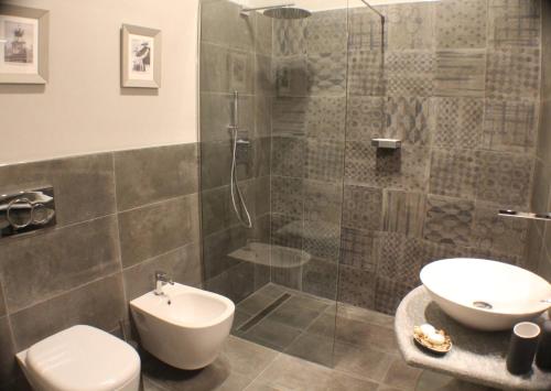モンドヴィにあるR&B La Torreのバスルーム(シャワー、トイレ、シンク付)