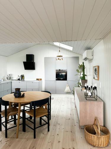 cocina y comedor con mesa y sofá en Split-Level Holiday Home With View Of Årø, en Haderslev