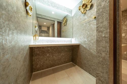 a bathroom with a shower and a mirror at Villa NiuHale in Fujisawa