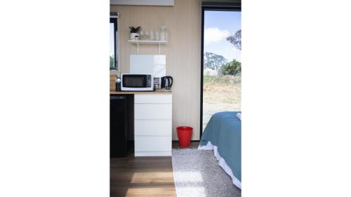 Beckford Tiny House 1 by Tiny Awayにあるキッチンまたは簡易キッチン