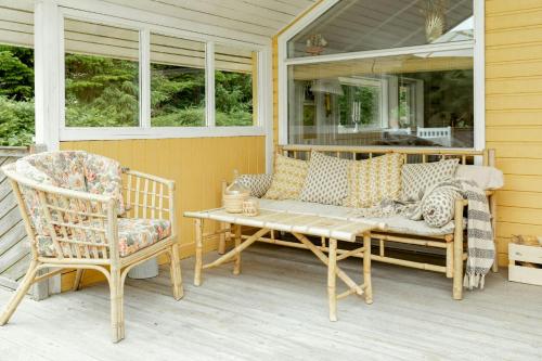 En terrasse eller udendørsområde på Home With Tranquility And Space For Play