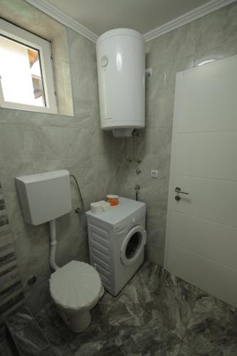 Bilik mandi di Vila Mila 1
