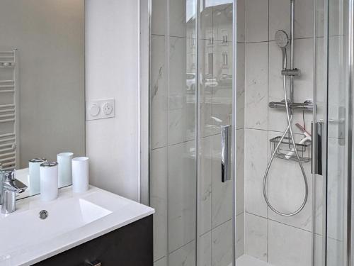 a bathroom with a shower with a sink and a shower at Bel appartement rénové avec WiFi et parking sécurisé à Vesoul - FR-1-583-473 in Vesoul