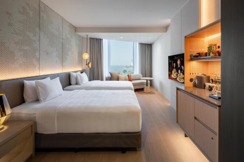 Кровать или кровати в номере Hard Rock Hotel Pattaya