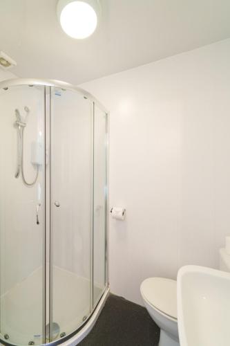 Un baño de The Royal Alexandra Hotel by Compass Hospitality