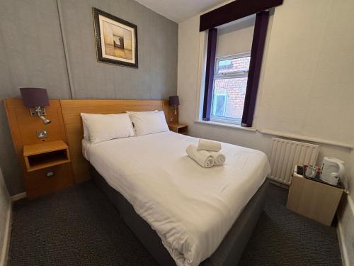 Cama o camas de una habitación en The Royal Alexandra Hotel by Compass Hospitality