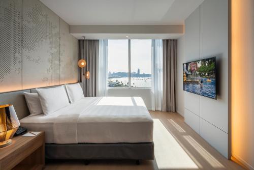 Кровать или кровати в номере Hard Rock Hotel Pattaya