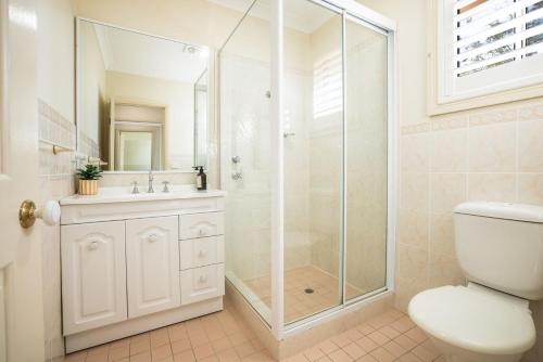 Ένα μπάνιο στο 16 Grandview Cl - water views, air con and Wi-Fi