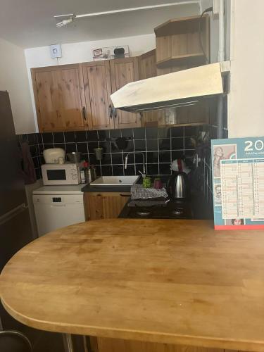 - une cuisine avec une table en bois dans l'établissement apartment near metro Villejuif louis Aragon, à Villejuif