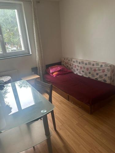 un salon avec un canapé et une table dans l'établissement apartment near metro Villejuif louis Aragon, à Villejuif