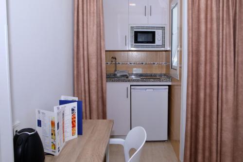 Dapur atau dapur kecil di Hotel Apartamentos Pyr Fuengirola