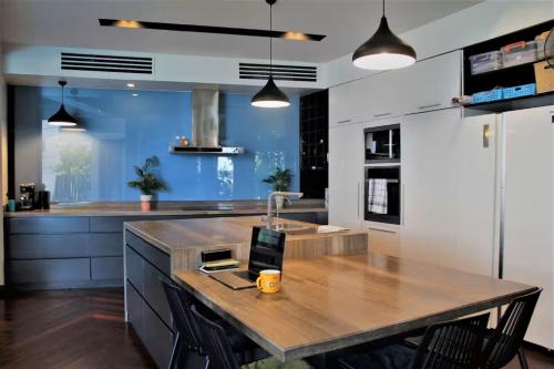 Una cocina o zona de cocina en Luxury Villa With 5 Bed Room & Private Pool - 4 Minutes from The Beach By Walk