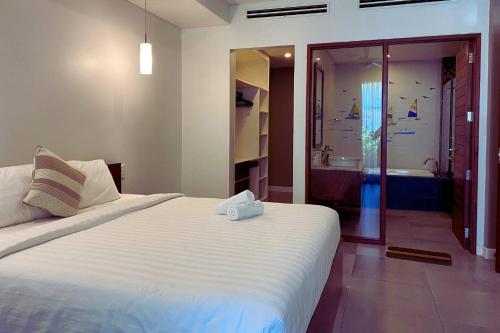 Cama o camas de una habitación en Luxury Villa With 5 Bed Room & Private Pool - 4 Minutes from The Beach By Walk