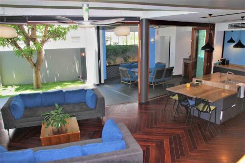 Zona de estar de Luxury Villa With 5 Bed Room & Private Pool - 4 Minutes from The Beach By Walk