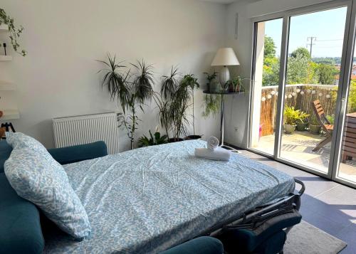 une chambre avec un lit et une grande fenêtre dans l'établissement Studio Bayonne proche gare et centre-ville, à Bayonne