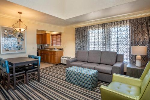a living room with a couch and a table at Lincoln Sands Oceanfront Resort, an Ascend Collection Hotel in Lincoln City