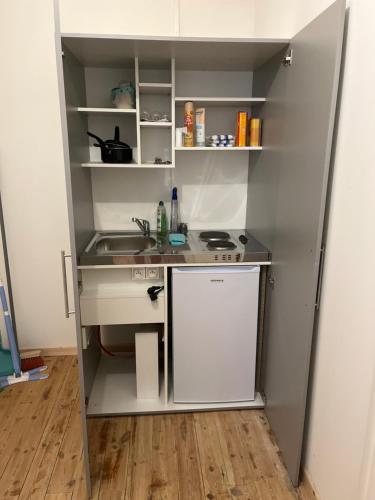 une petite cuisine avec un évier et une cuisinière dans l'établissement Le Dorat Bright & Quiet, au Dorat