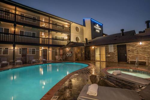 a swimming pool in front of a building at Lincoln Sands Oceanfront Resort, an Ascend Collection Hotel in Lincoln City