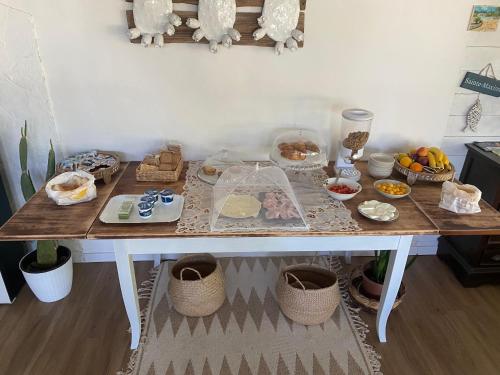 een tafel met eten en andere items erop bij B&B Tenuta la Cornula in San Donato di Lecce