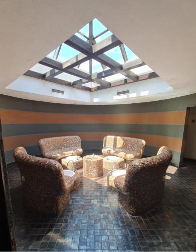 Ein Sitzbereich in der Unterkunft Trinity Apartment & Pool with Spa Near Center