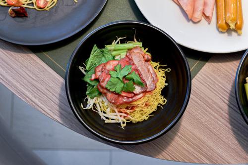 バンコクにあるHilton Garden Inn Bangkok Silomのパスタの盛り合わせ(肉・野菜)