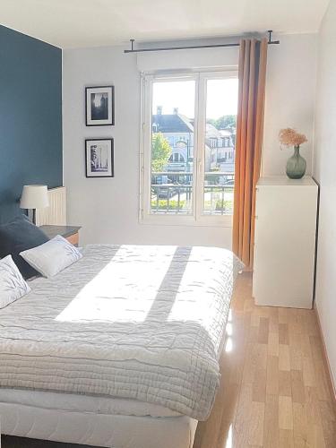 une chambre avec un grand lit et une fenêtre dans l'établissement Luxury Appartement Disneyland, à Magny-le-Hongre