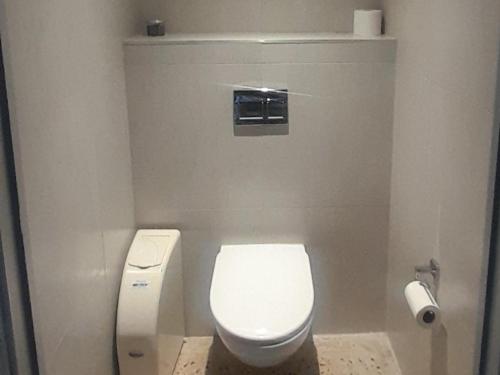 bagno con servizi igienici bianchi e dispenser di carta igienica di San D- Lux Boutique Hotel a Durban