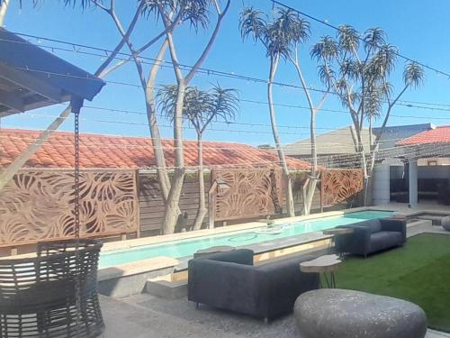 un cortile con piscina e palme di San D- Lux Boutique Hotel a Durban