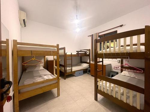 Postel nebo postele na pokoji v ubytování Old Beach Vlora Hostel