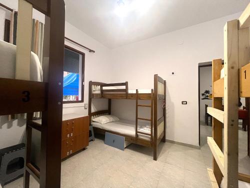 Postel nebo postele na pokoji v ubytování Old Beach Vlora Hostel